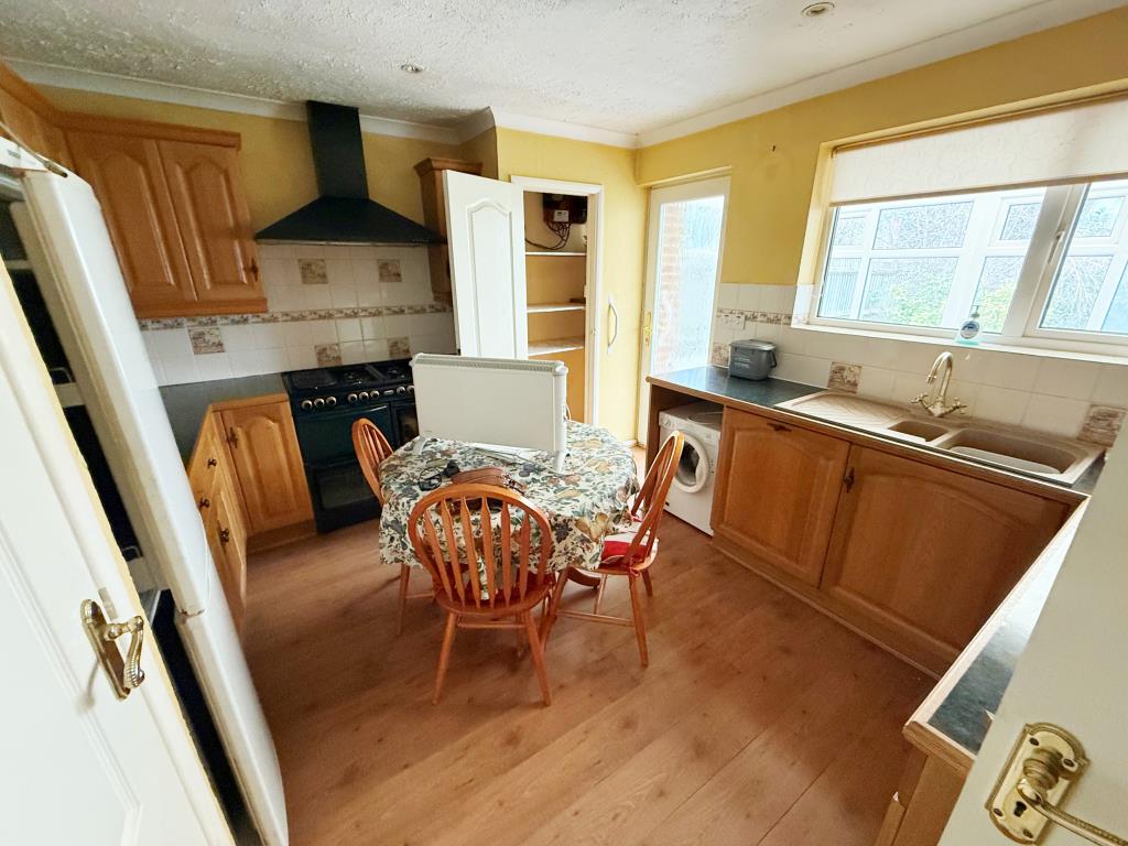 Lot: 105 - SEMI-DETACHED BUNGALOW FOR IMPROVEMENT - Kitchen